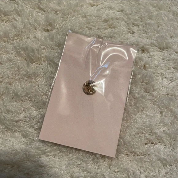 2 Kate Spade Heritage Spade Gold-Tone & Pink Enamel Pins in Original Packaging - Picture 3 of 4